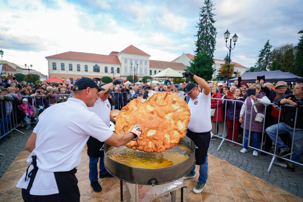 Toamna are gust de kürtőskalács la Sfântu Gheorghe: 17 echipe, în competiție la Festivalul Deliciilor Dulci